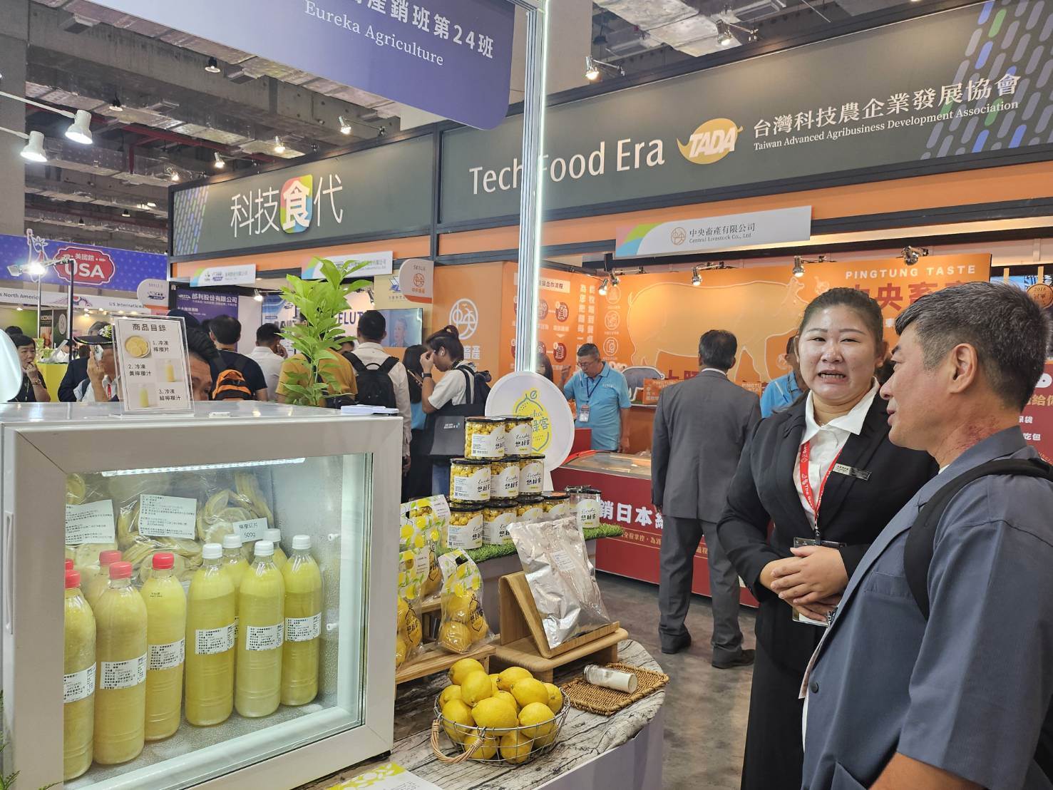 今年於食品展首度亮相的酸甜瓜「沁戀檬」，有白橘漸層果肉及如乳酸菌飲般清爽的風味，低糖、無負擔，採預購型生產。（圖／高雄市政府農業局提供）