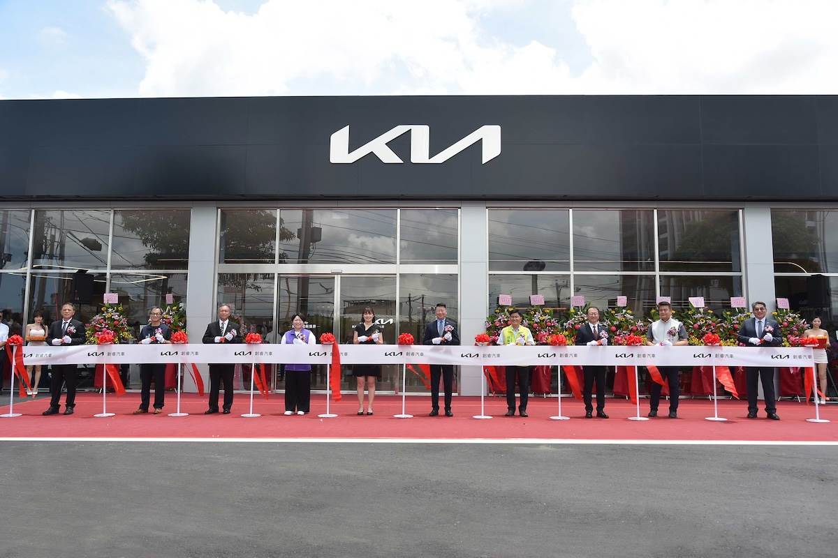 Kia台中沙鹿3S展示中心在創睿汽車董事長趙季耘（左五）、總經理蔡政男（左三）與Kia總代理台灣森那美起亞董事長劉家輝（右五）帶領團隊共同剪綵。（圖／台灣森那美起亞提供）