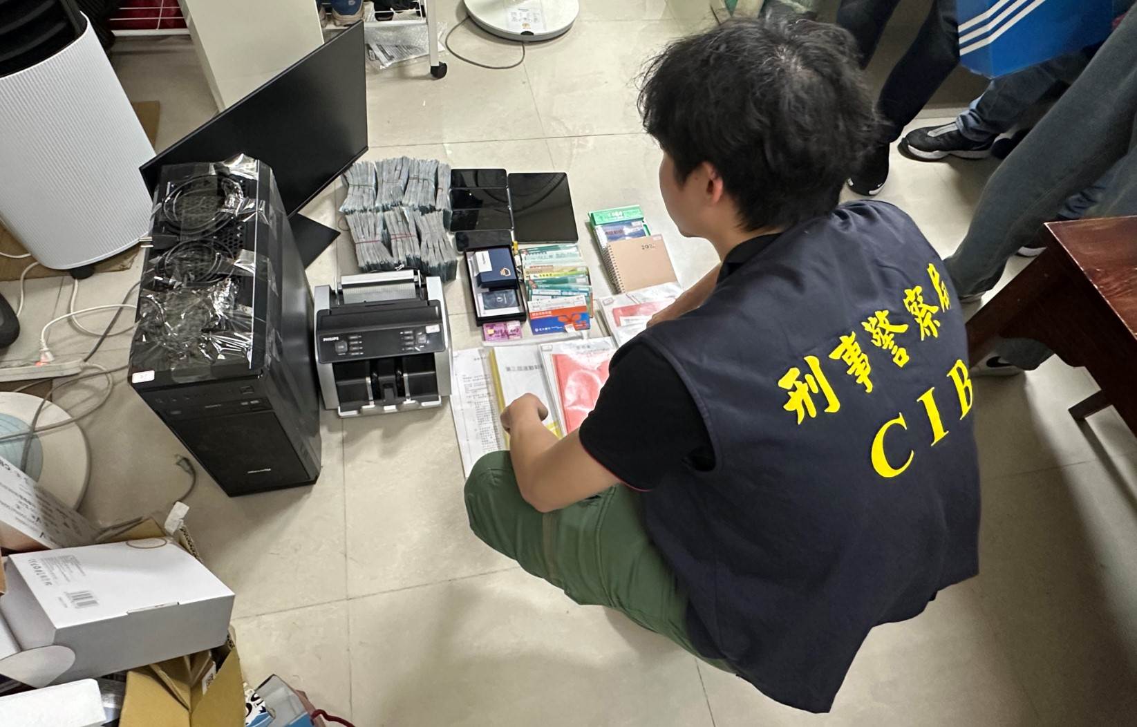 照片3（現場清點證物）