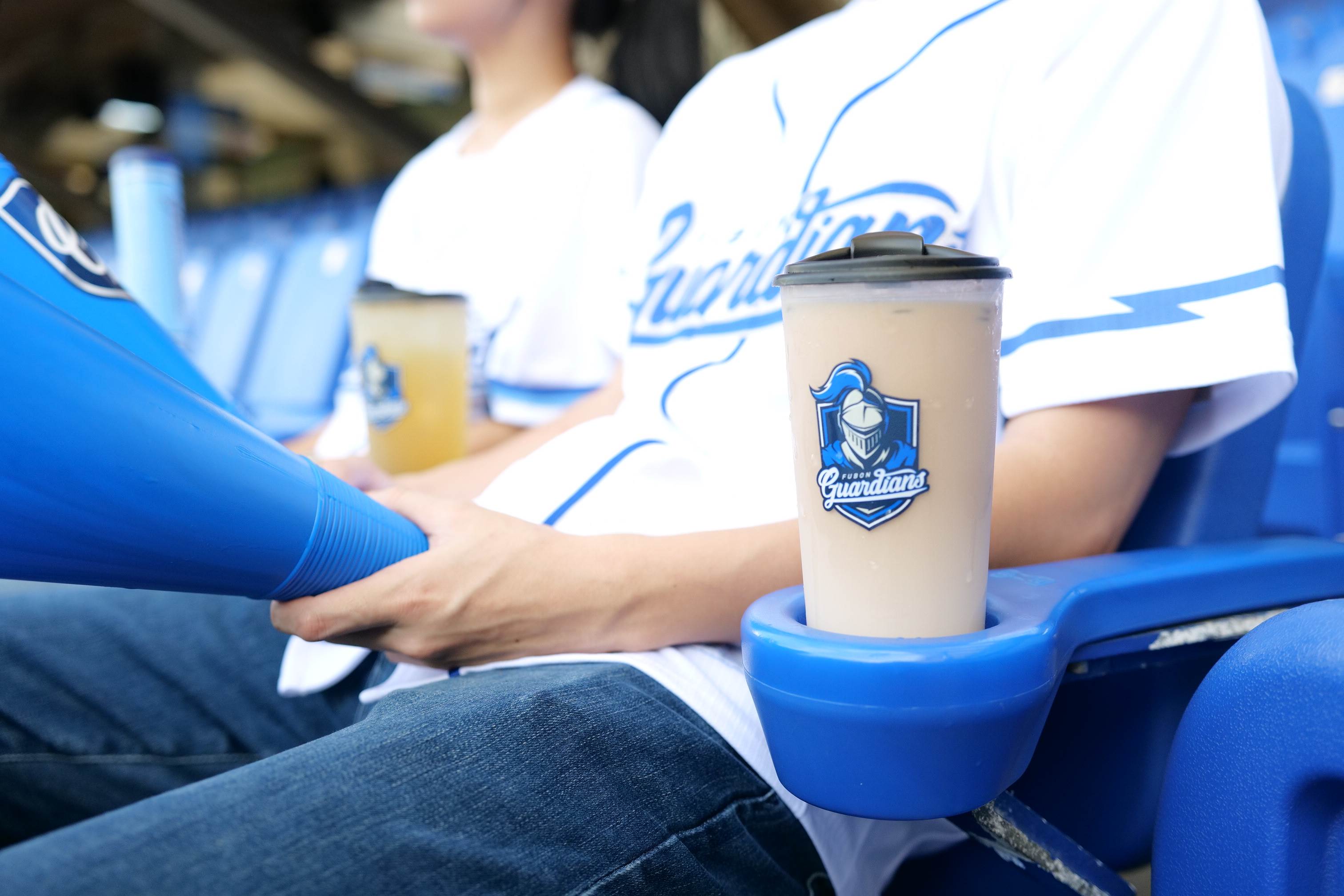 「職棒循環杯」活動也將在暑假期間登場，只要在7、8月的每周六、日，在富邦悍將新莊棒球場的主場賽事使用循環杯同樣享有折扣10元外，並於歸還循環杯時，掃描QR code於指定網站填寫抽獎資料，還可抽李珠珢應援毛巾。（圖／新北市政府提供）