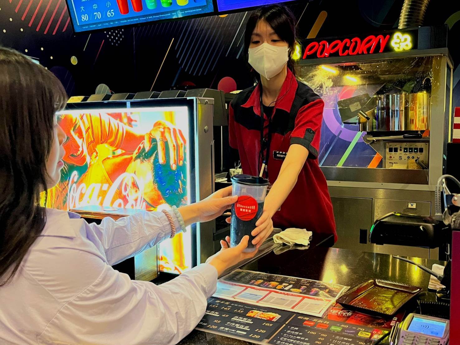 新北市3處國賓影城祭出自備環保杯購買飲料者，不限名額皆可享有每杯折扣10元優惠，若是借用影城循環杯並成功歸還者，還可抽國賓影城全臺通用電影票。（圖／新北市政府提供）