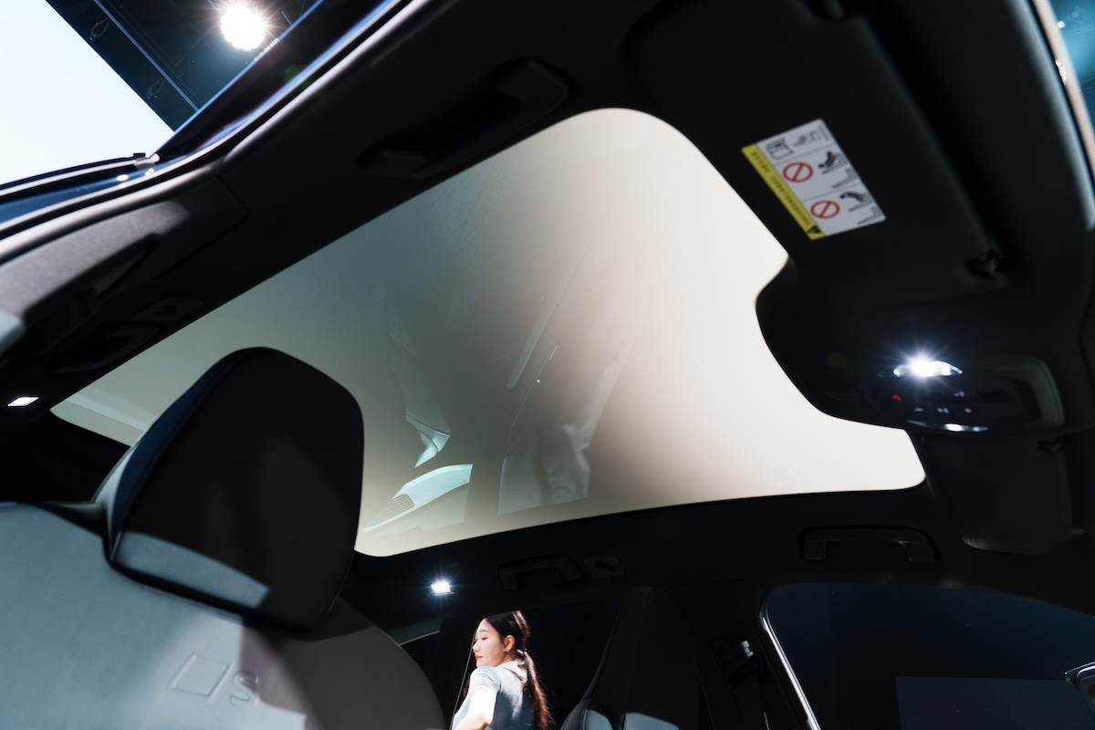 全新A5首度提供「可調光式全景天窗」的選項，其透過先進高分子分散液晶薄膜原理，讓天窗可依據車主設定，從全透明至全遮蔽，提供不同的遮光變化。（圖／林昱丞攝影）