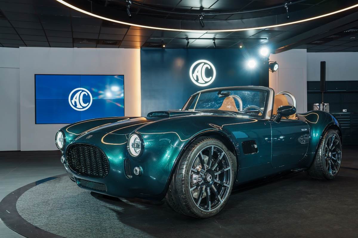 AC Cobra GT提供Roadster及Coupe兩種車型，現場這輛是Roadster，但不是實車，是模型展示車輛。（圖／林昱丞攝影）