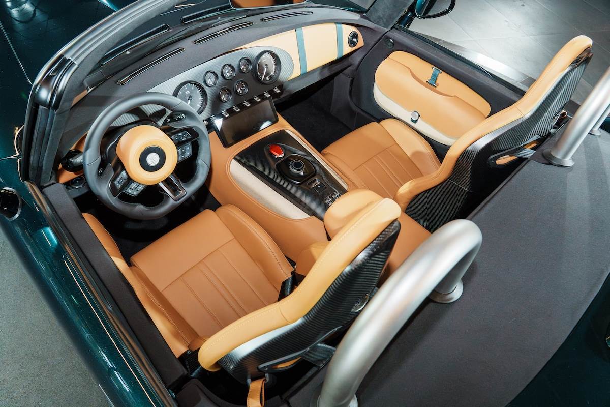 內裝汲取自馬術及精湛工藝的靈感，置中的傳統儀表象徵著傳承，透過皮革及細節設計，提升整體座艙質感。（圖／林昱丞攝影）