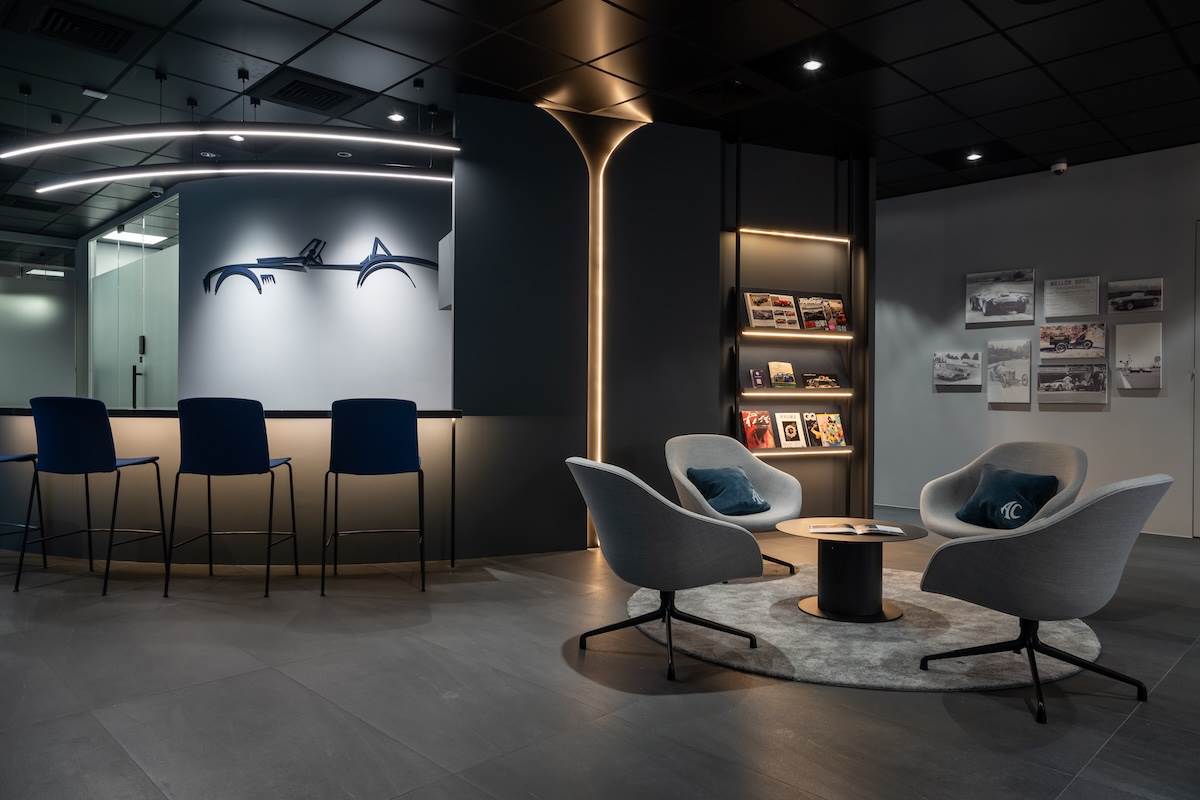 吧檯設計結合牆上Cobra車身線條的裝飾藝術，營造出舒適雅緻的氛圍，並提供各式飲品。（圖／誠萬汽車提供）