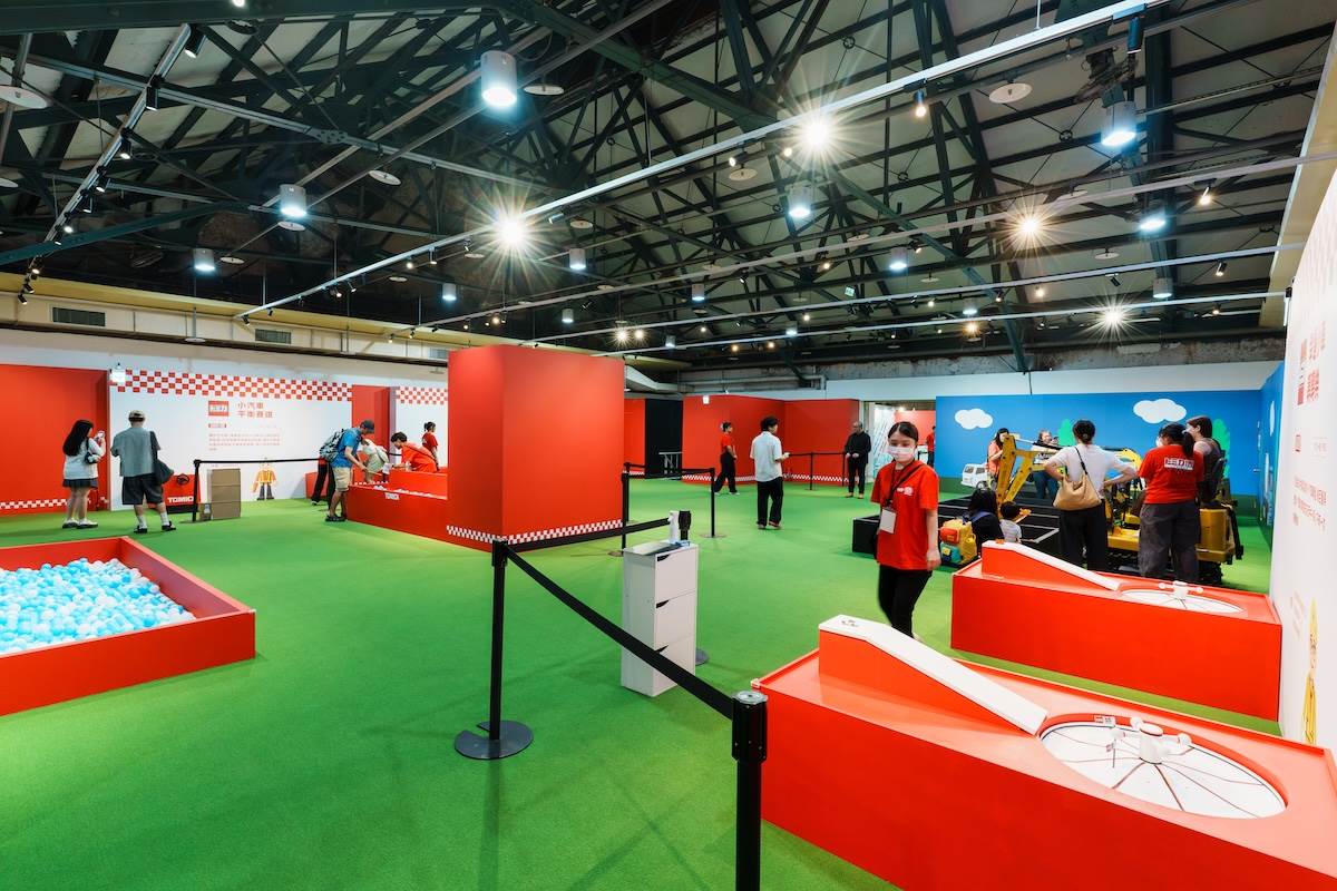 「遊戲工坊」分為免費體驗區與付費挑戰區，可以親自體驗挖土機工程車、雙軌賽車賽道等刺激有趣的遊戲。（圖／林昱丞攝影）