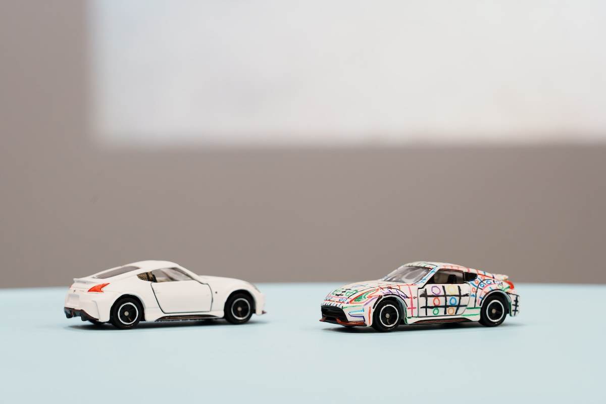 民眾可以幫小汽車上色，創造出全世界獨一無二的TOMICA車款。（圖／林昱丞攝影）