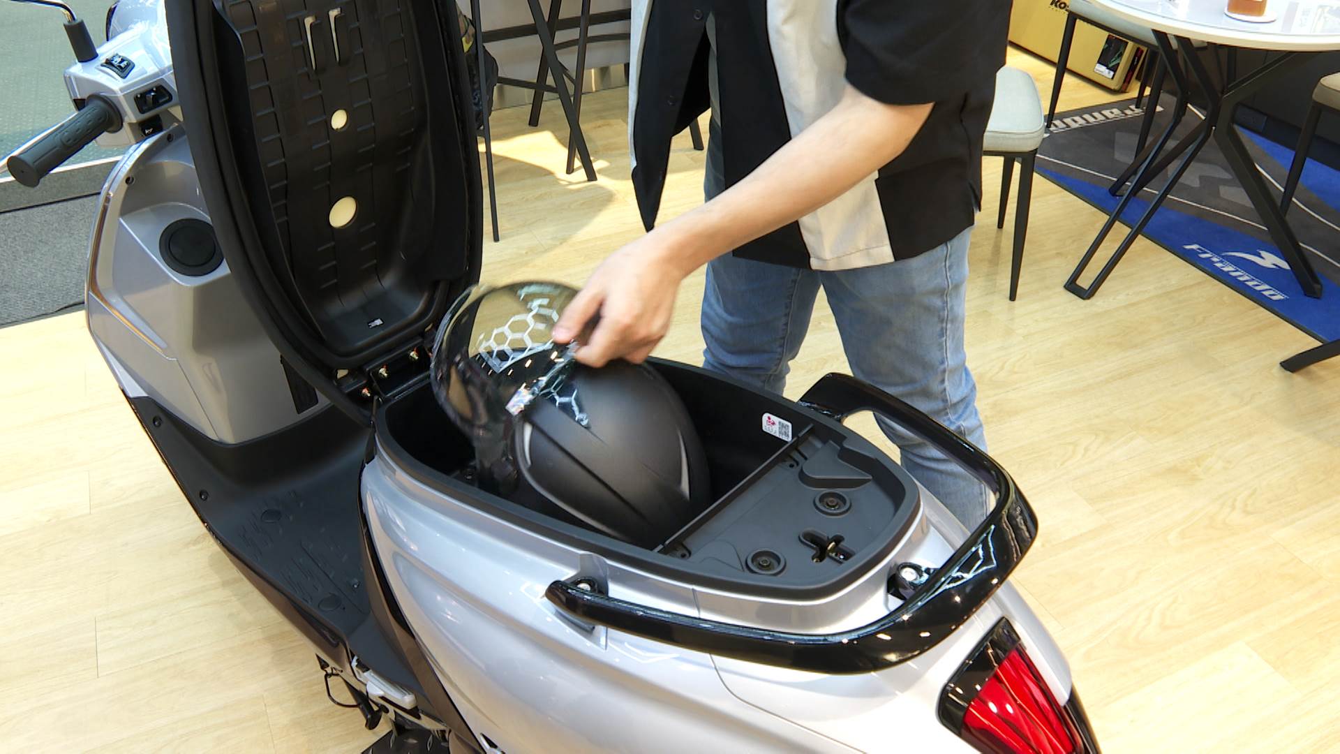 不僅外觀進化，搭載多元置物空間，在性能方面更講究。（圖／東森新聞）