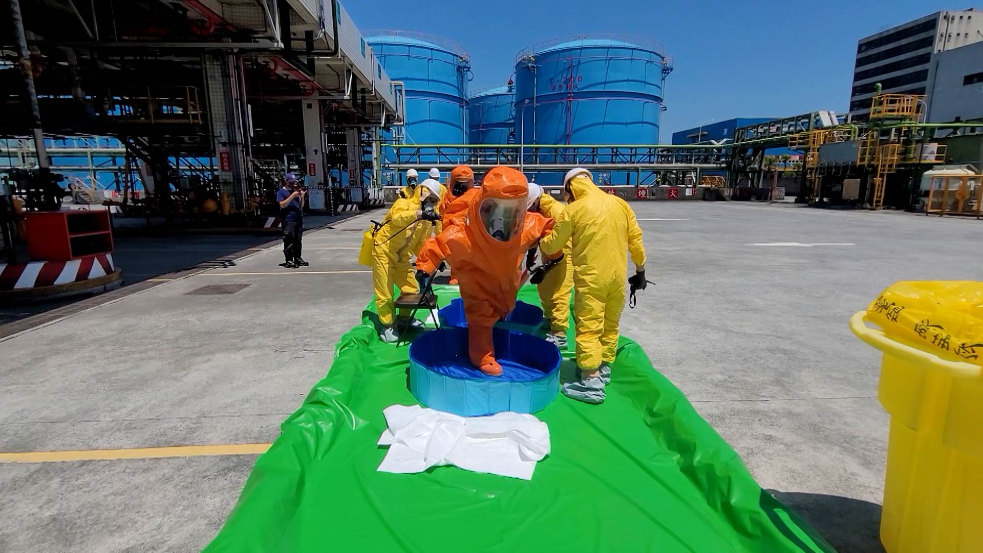 當天模擬工廠火警與管線破裂導致大量毒性化學物質外洩，廠區廣播緊急通報，全體人員立即穿戴防護裝備。（圖／東森新聞）