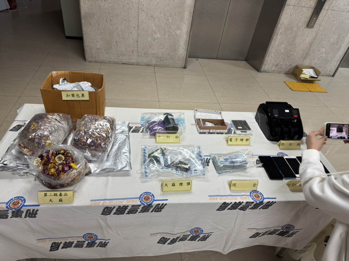 警方查扣各式毒品與犯案工具。翻攝畫面