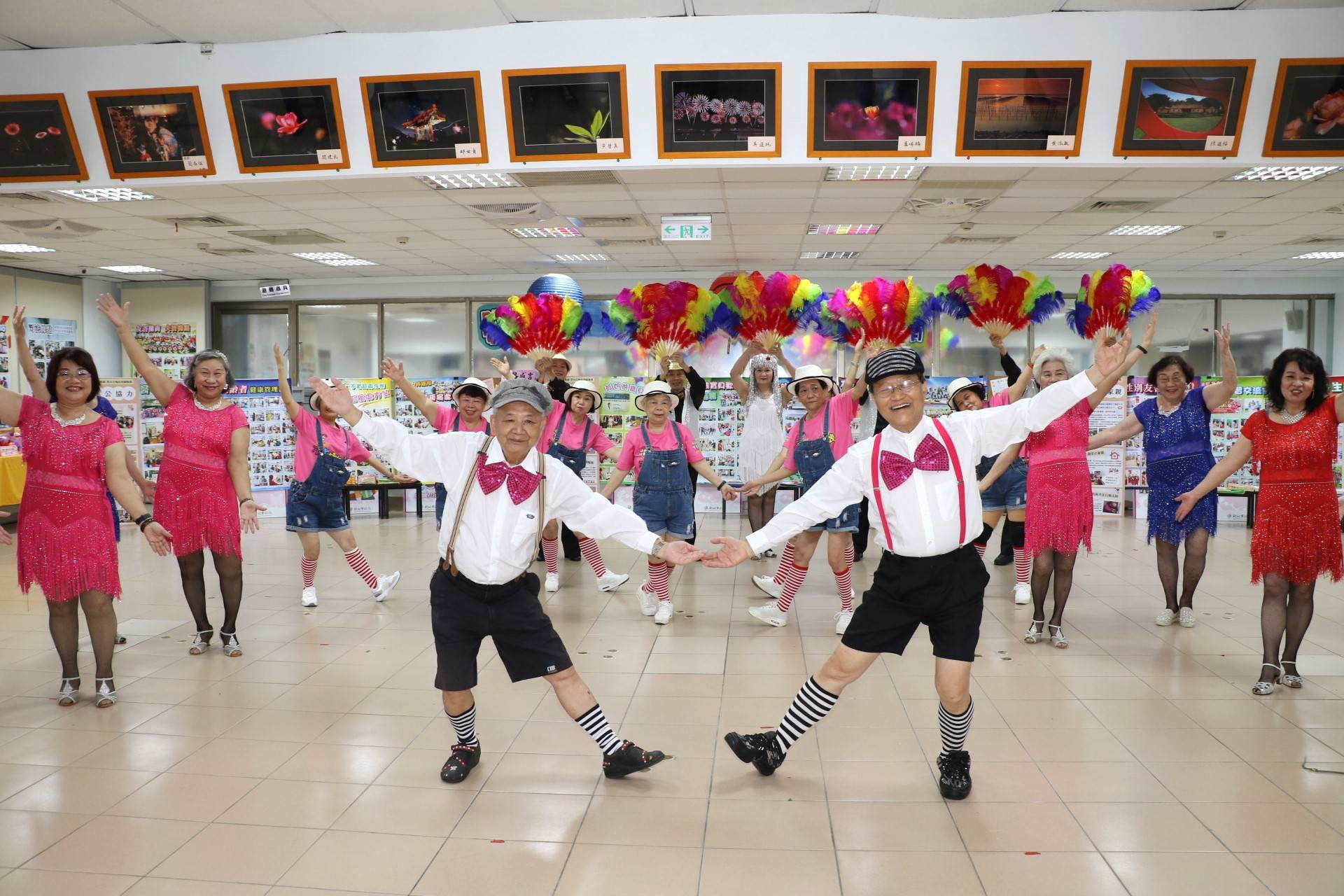 民權社區「將每位長輩當作父母般照顧」,社區組成「黑狗兄黑貓姐鼓動青春隊」參加許多活動,讓長輩越自信、越活力。(圖/新北市政府社會局提供)