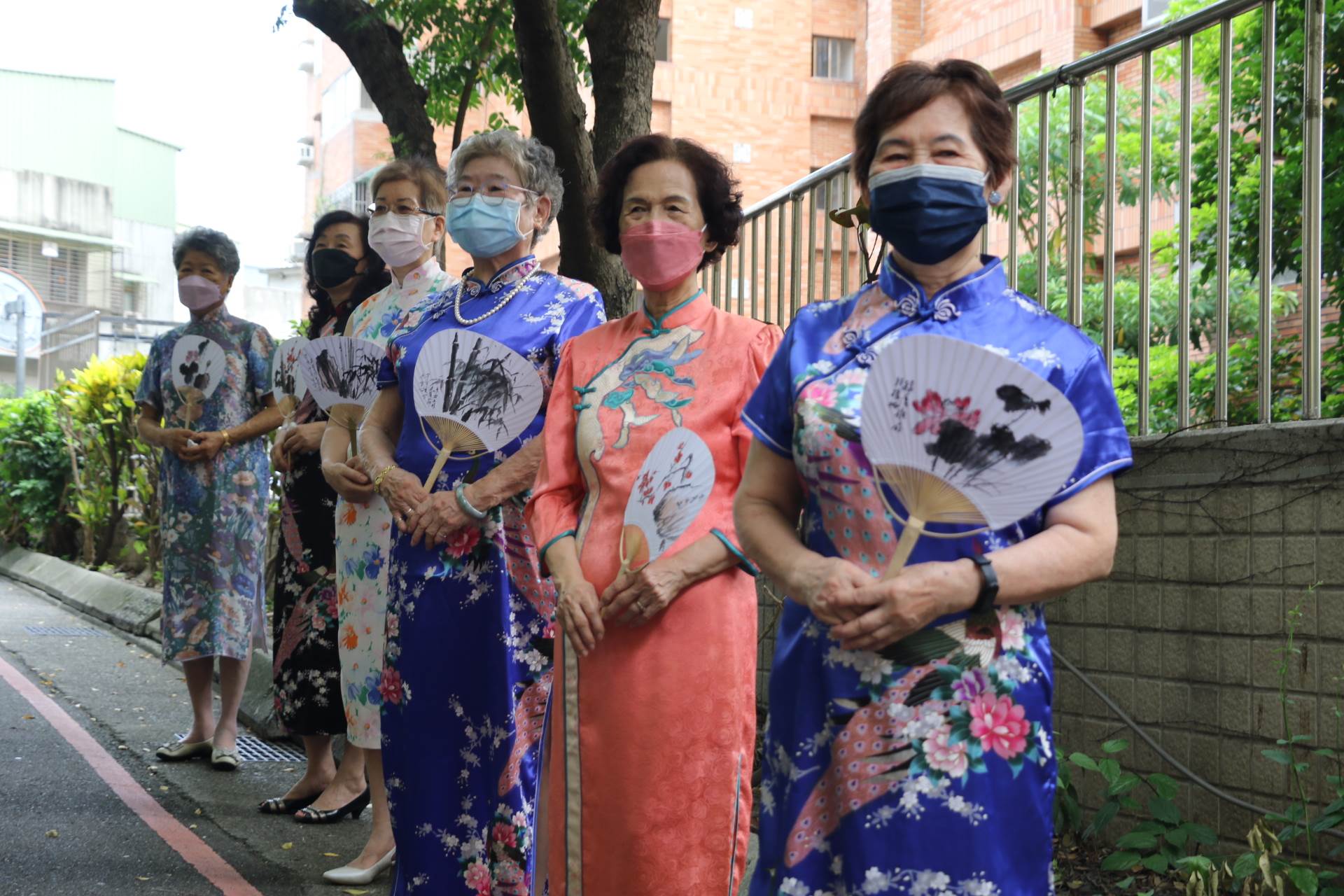 五股貿商社區發展協會保存眷村文物,更安排眷村媽媽穿上旗袍再現昔日風華。(圖/新北市政府社會局提供)