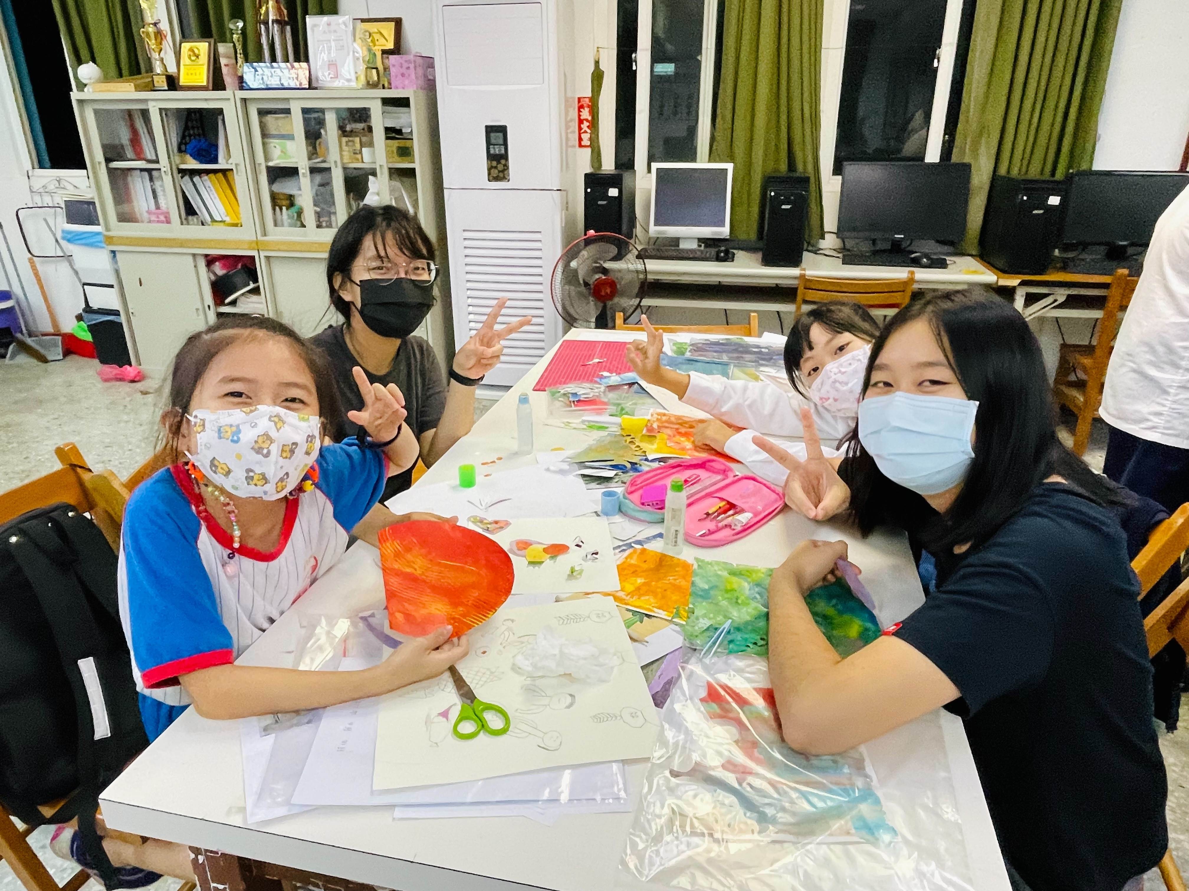 三芝福成社區20位小朋友參加「臺灣夢-兒少社區陪伴扎根計畫」,在漫漫暑假中得以充分學習(圖/新北市政府社會局提供)