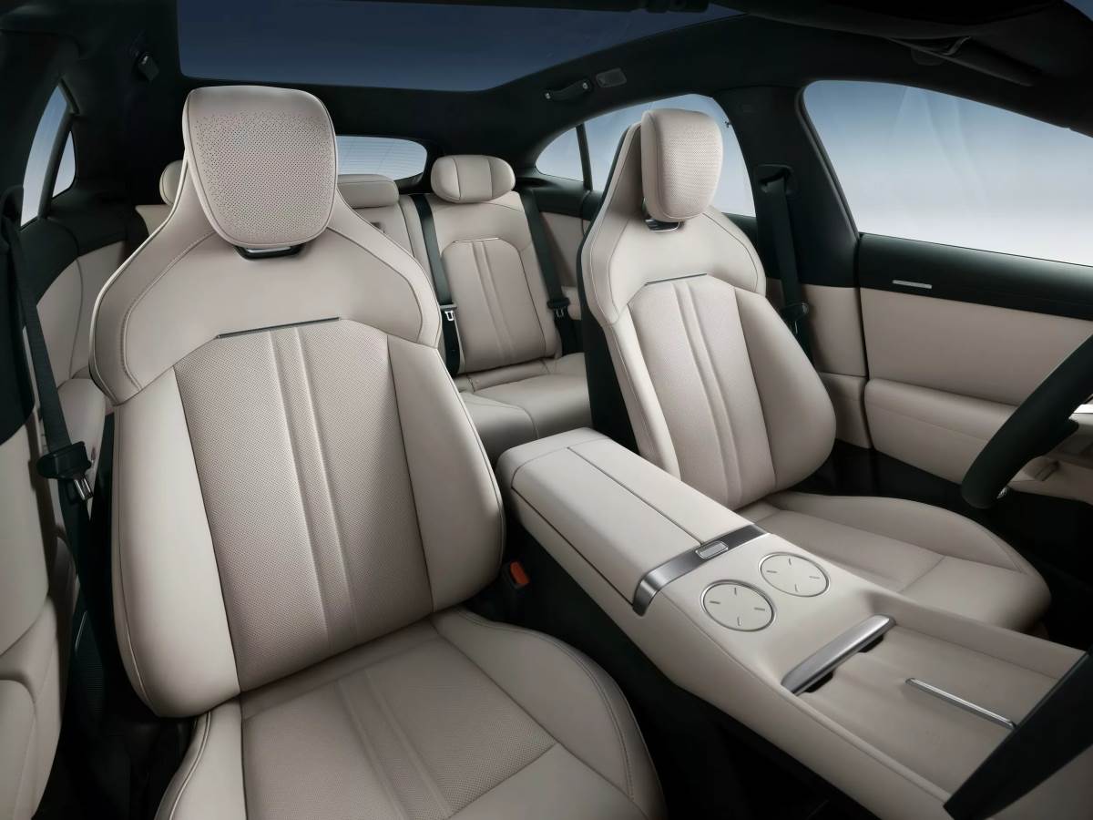 車內鋪陳採用許多高級材料，像是Nappa真皮座椅以及Alcantara材質。（圖／小米提供）