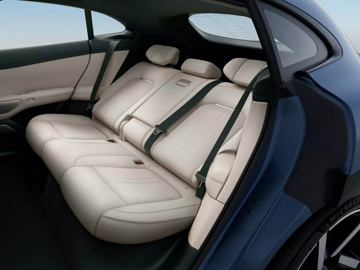 後座空間表現也相當優異，可躺下的椅背也是這輛車的一大亮點。（圖／小米提供）