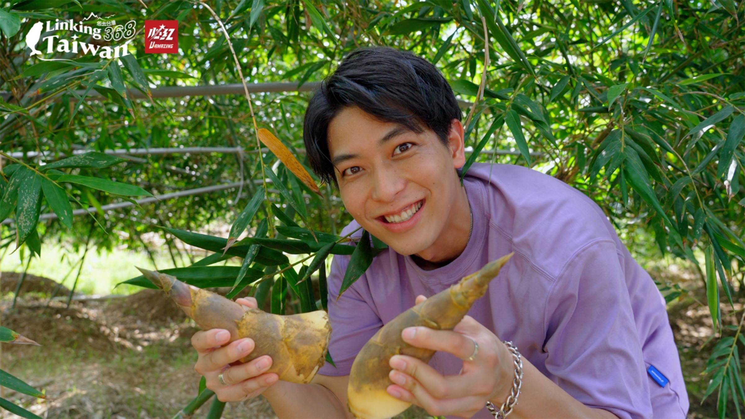 來自日本的一樹，第一次走進台灣的竹筍田，親手體驗採摘綠竹筍。他小心翼翼地用鋤頭挖出土中冒頭的筍子，臉上寫滿新奇與興奮。（圖／《Linking 368 Taiwan 恁去台灣》提供）