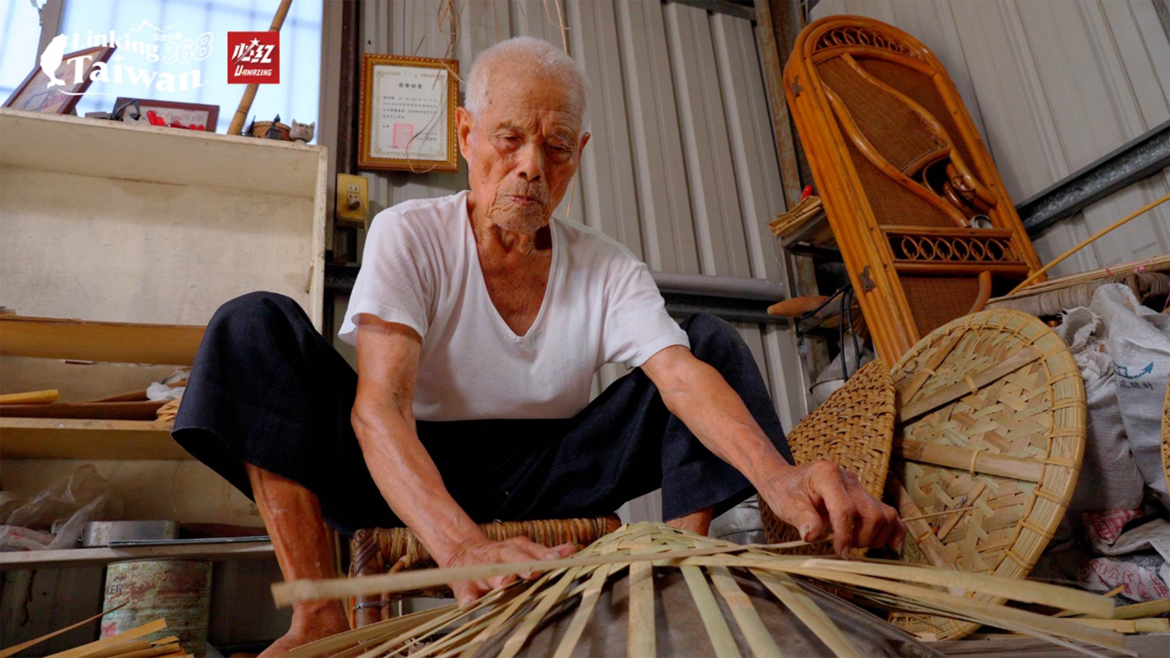 翁明輝老師傅製作盾牌至今已超過一甲子的歲月，他說這門技術學的人不多，但不能因為少就趁機抬價，他只希望賺一份實在的工錢，簡單的一句話道出了骨氣與堅持，翁老師傅的態度讓我們打從心裡感動。（圖／《Linking 368 Taiwan 恁去台灣》提供）