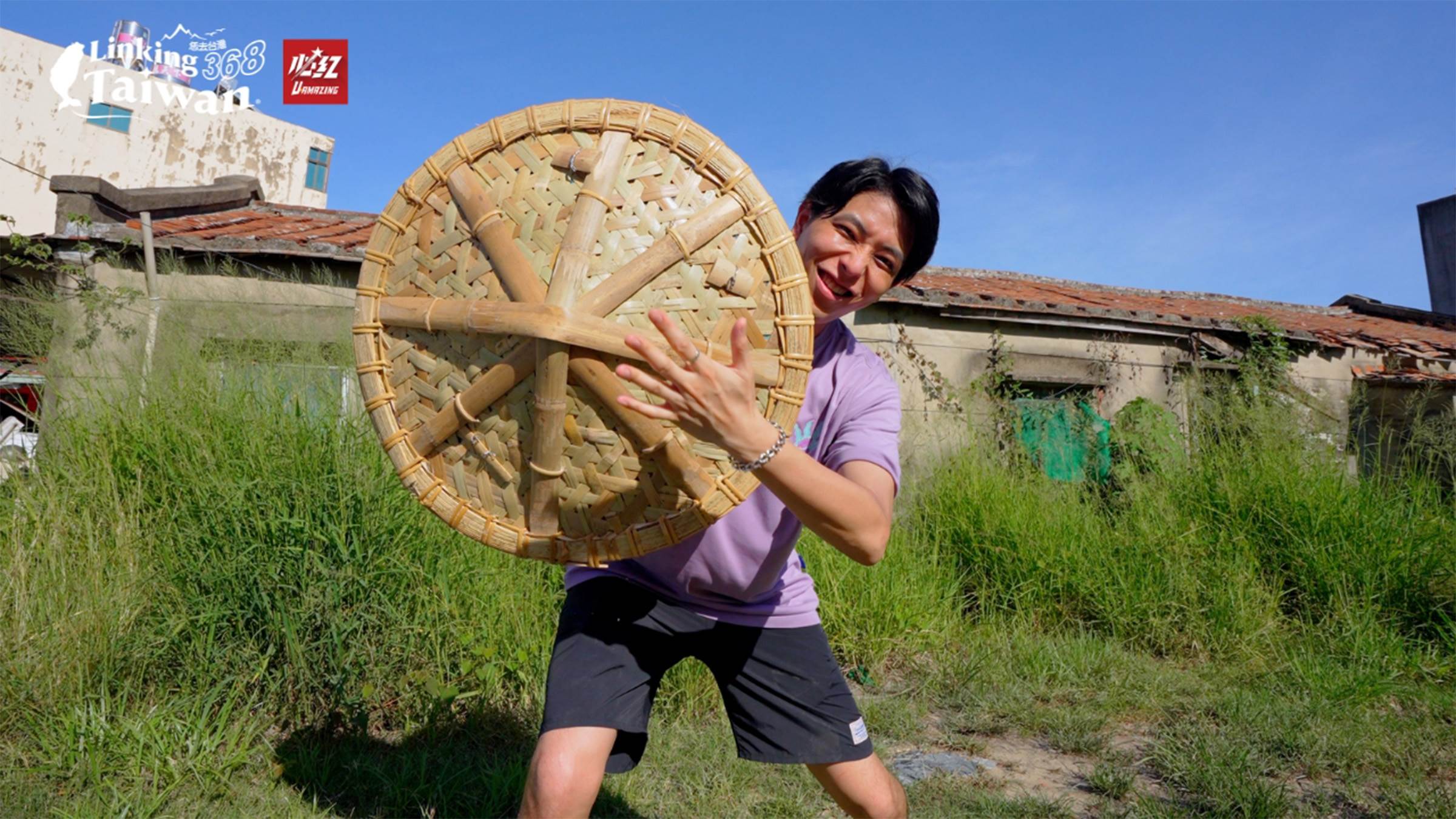 翁明輝老師傅製作的盾牌以美觀且堅固耐用聞名，深受武術及宋江陣陣頭教練的喜愛，訂單更是遍及全國各地。（圖／《Linking 368 Taiwan 恁去台灣》提供）