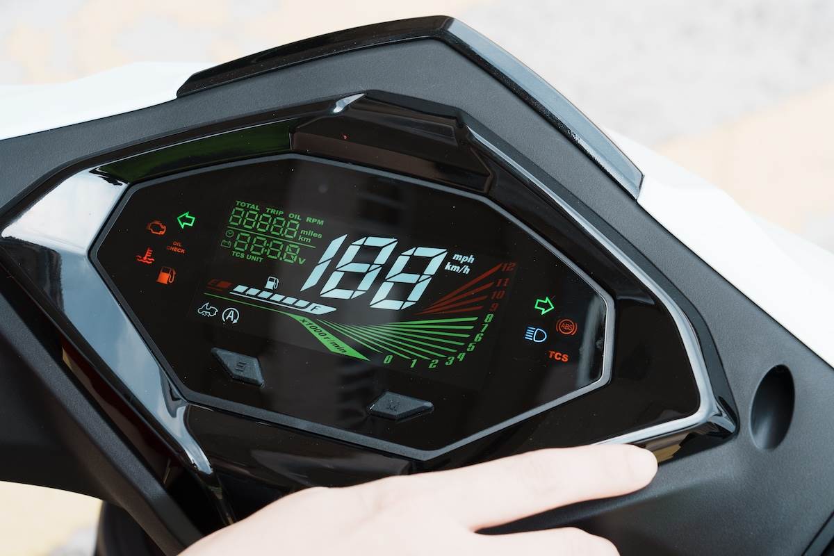 採用VA顯示技術全新設計的全彩儀表板，以猛禽展翅的意象融入轉速表設計，將時速、轉速等關鍵性能數據最大化呈現，兼具視覺震撼與實用性。（圖／林昱丞攝影）