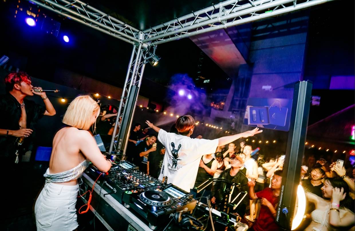 知名DJ-CYNDI與Socute吸引眾多熱情電音迷參與表演。（圖／Pink.B提供提供）