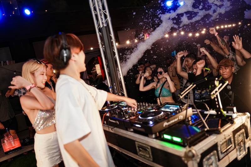 泡泡電音派對現場熱情歌迷享受獨特電音之夜。（圖／Pink.B提供提供）