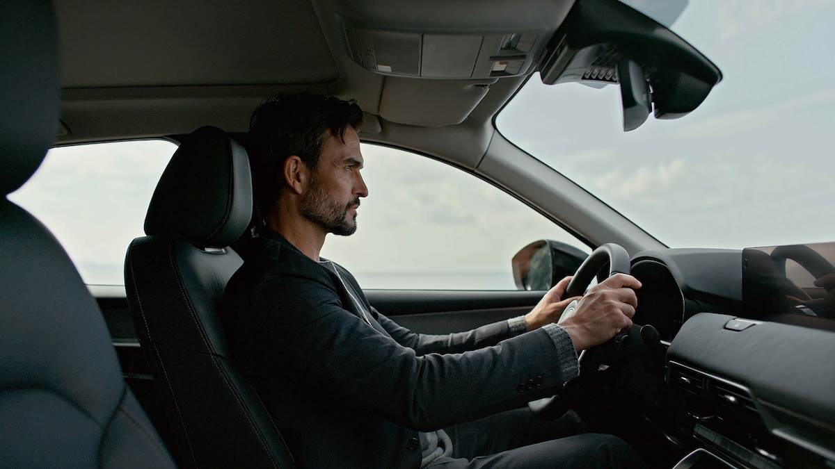 針對擋火牆、行李廂側壁分別增設高密度隔音棉材與擴大吸音棉材的覆蓋面積，強化對引擎與外界噪音的隔絕效果。（圖／台灣馬自達提供）