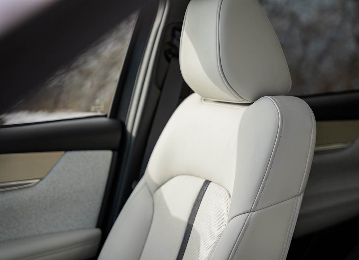 25S AWD Exclusive升級原本僅配置於高階性能車型33T的Nappa真皮座椅，並標配雙前座導流式通風功能與副駕駛座十向電動調整含電動腰靠調整。（圖／台灣馬自達提供）