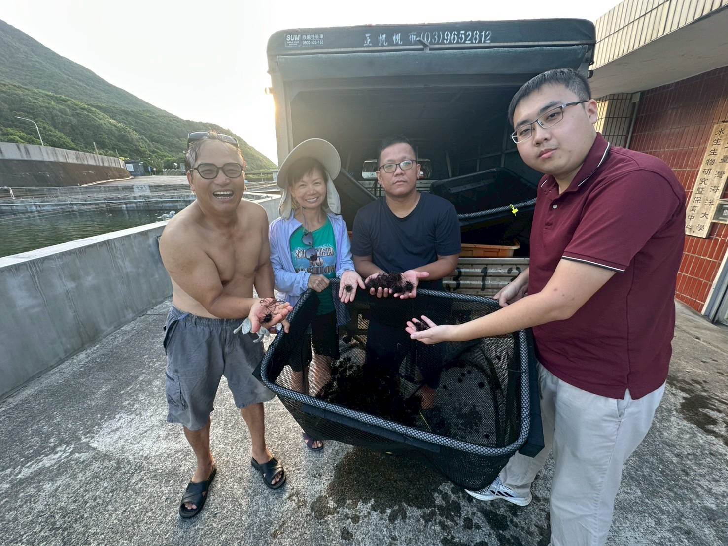 海膽試範計畫-養殖戶領取海膽。（圖／新北市政府農業局提供）