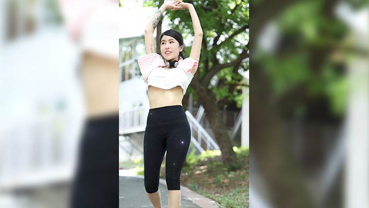 柔柔身穿緊身褲外出，隨便一站就腿長逆天。（圖／<a href='/search/tags/PP石墨烯/' target='_blank'>PP石墨烯</a>提供）