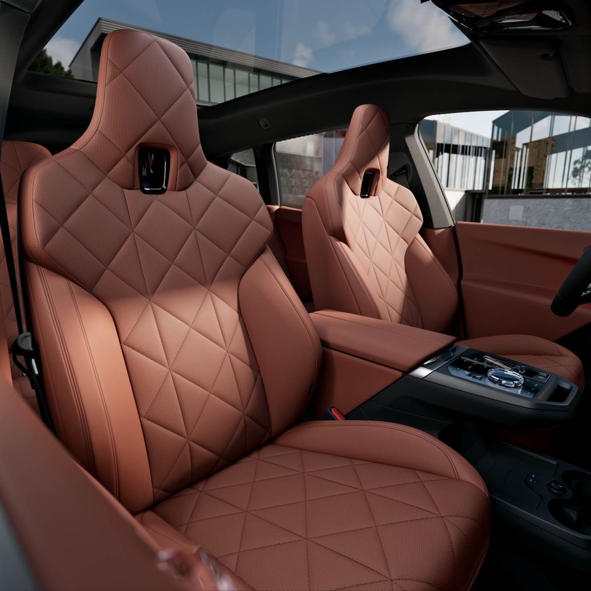 全車系標配雙前座通風與按摩功能，搭配四區獨立恆溫空調。（圖／汎德提供）