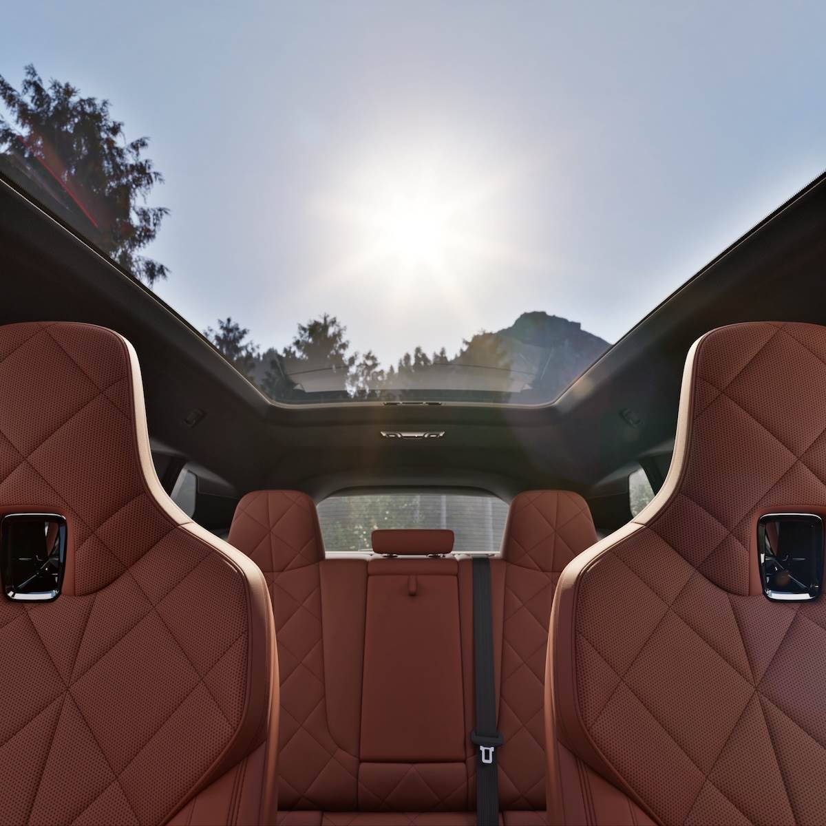 車頂配備電控調光全景玻璃車頂。（圖／汎德提供）