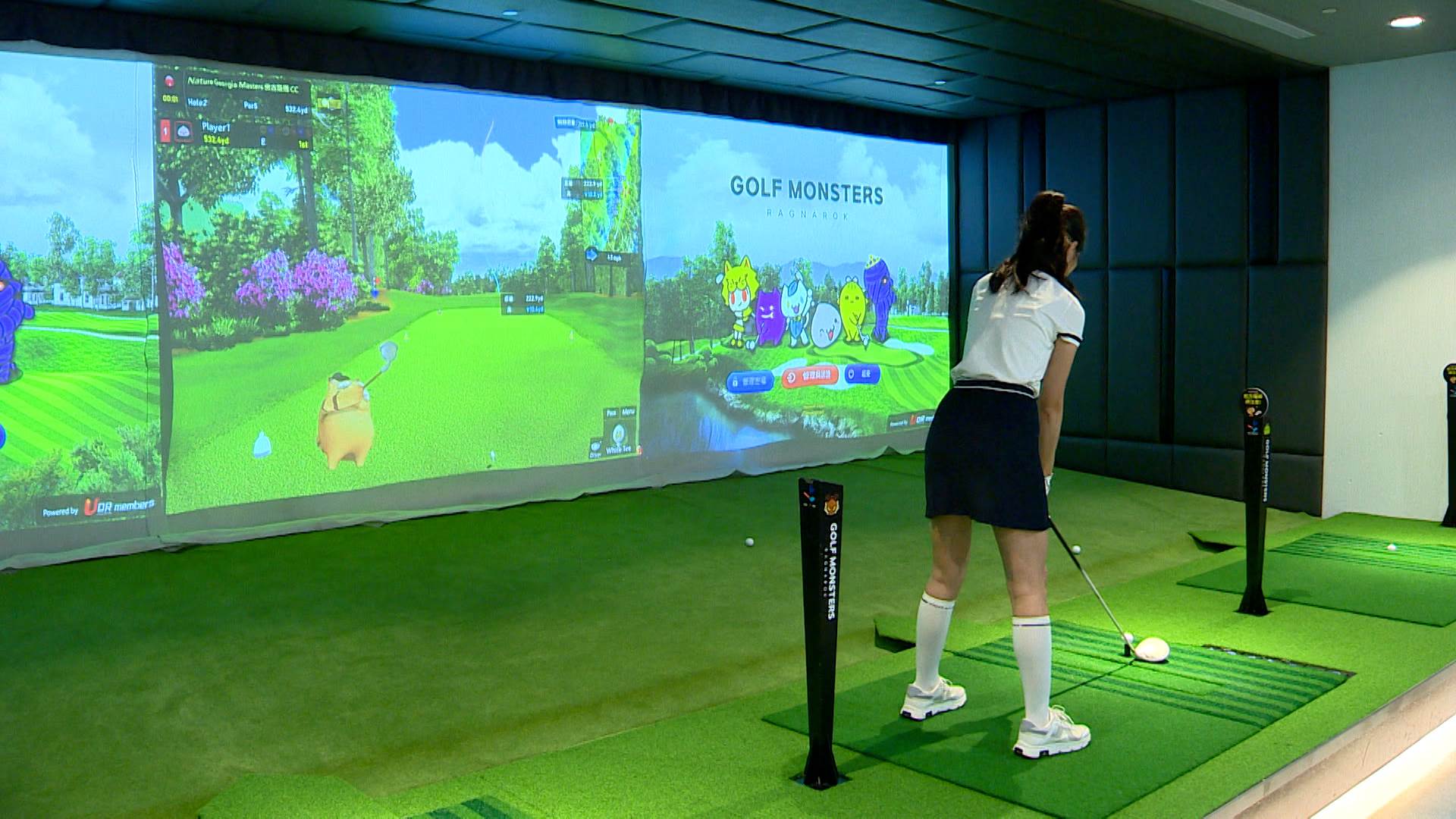 全力揮桿、漂亮出擊,不僅有高速攝影結合AI擷取擊球路徑,畫面還會跳出小怪物跟玩家熱情互動。(圖/東森新聞)