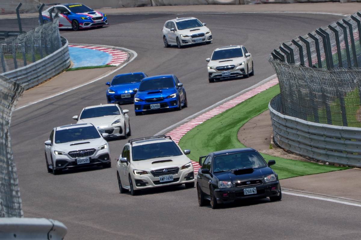 「2025 Subaru賽道家庭日」舉辦在台中麗寶國際賽道，累計共有超過500輛Subaru歷代車款齊聚麗寶賽道。（圖／意美汽車提供）