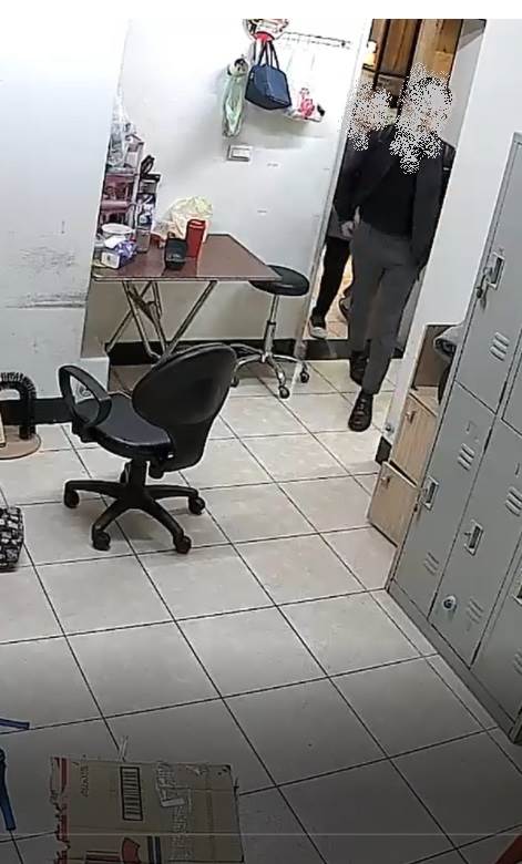 男友進入店家飼貓處。