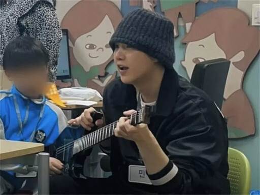 SUGA不僅出資，更親身投入音樂社會性訓練計畫的開發與實施。他親自與孩子們互動、彈奏樂器，盼望透過音樂為這群獨特的孩子搭起與世界溝通的橋樑。