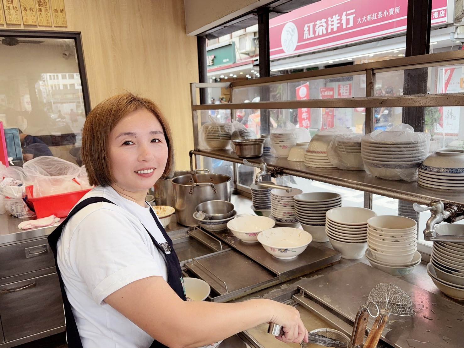 「阿嬤麵店」老闆娘每天用心烹煮溫古早味美食，期盼為民眾帶來暖心能量。