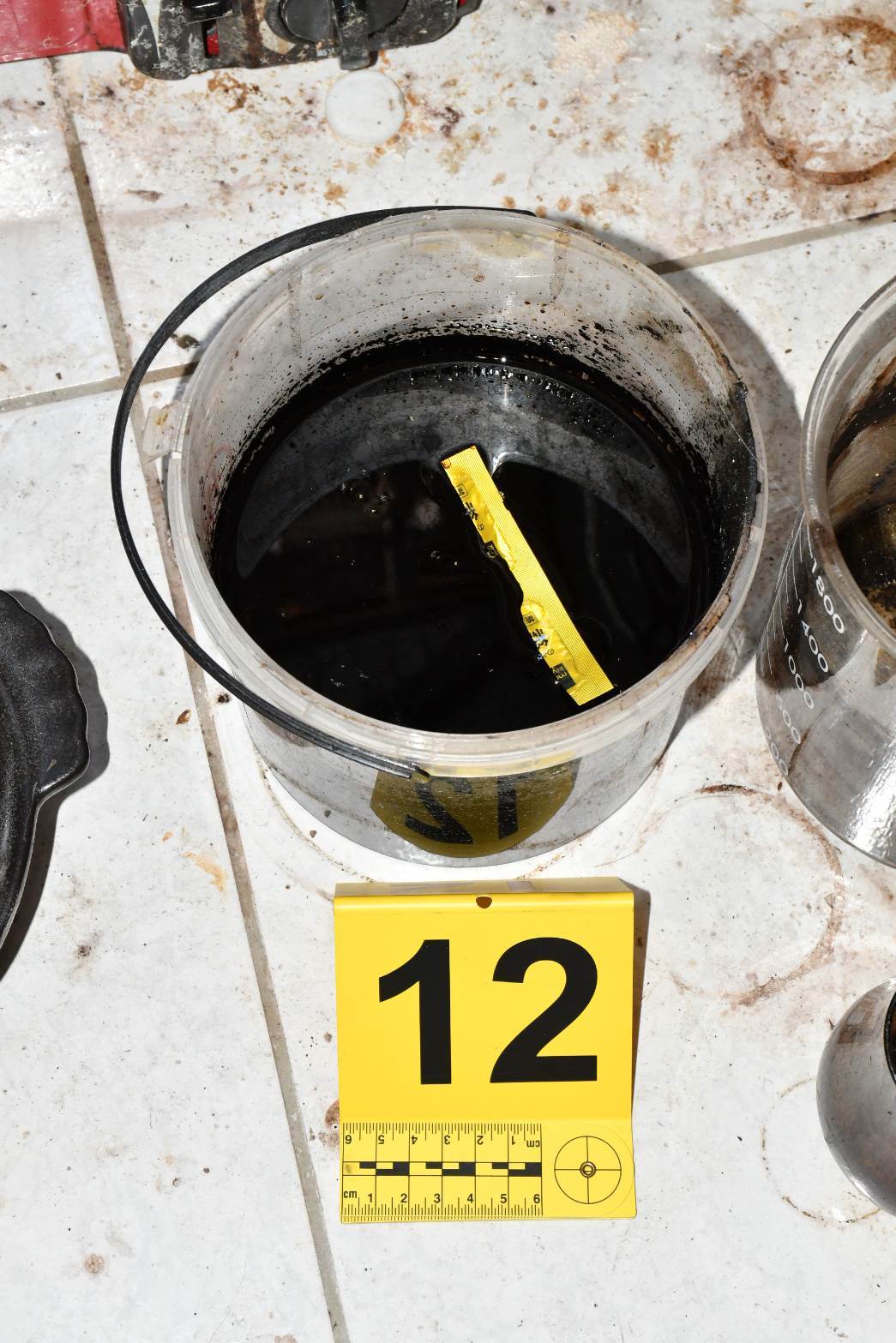 警方在住處查獲毒品原料。翻攝畫面