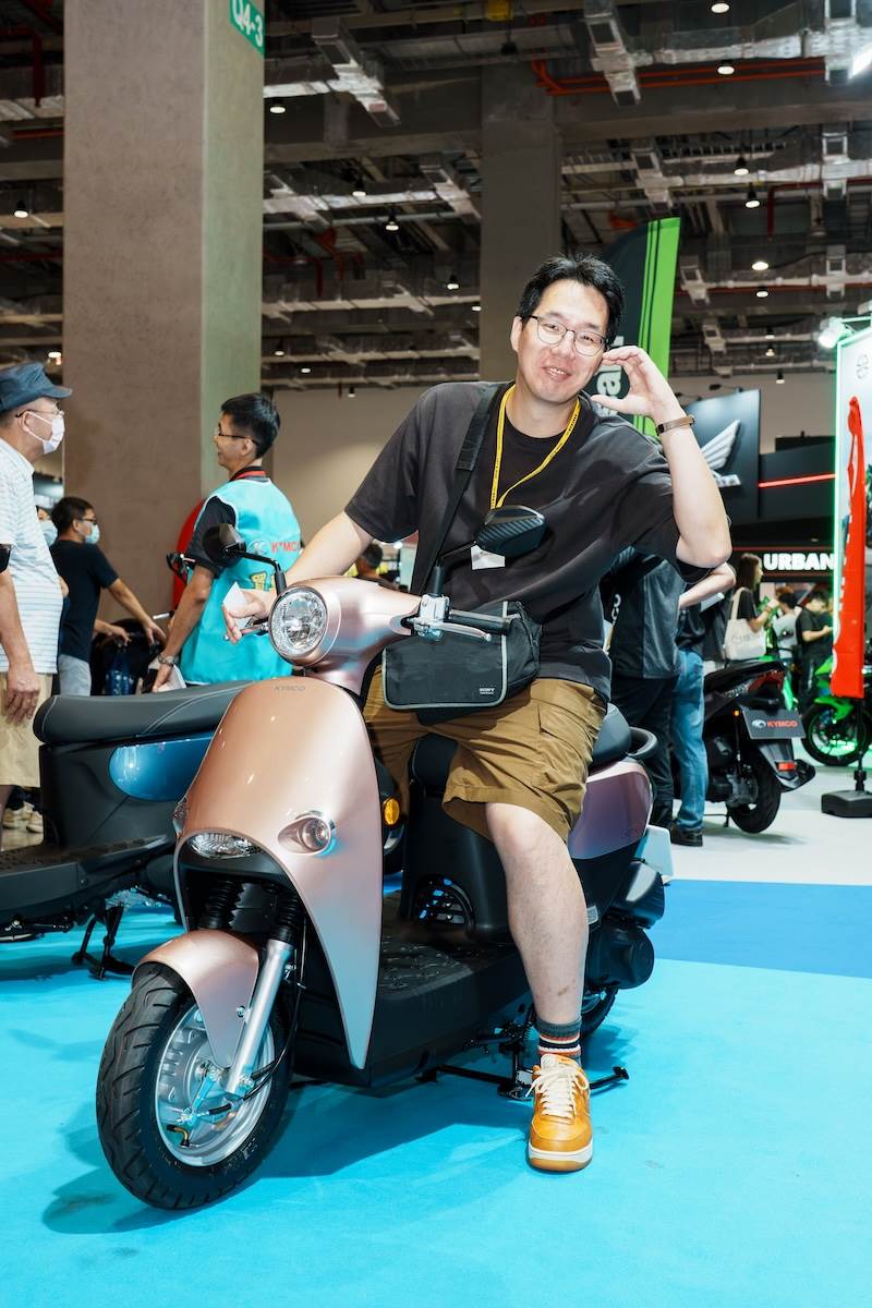 Genie 115擁有735mm座高，面為身高約190公分的男人，顯得十足嬌小。（圖／林昱丞攝影）