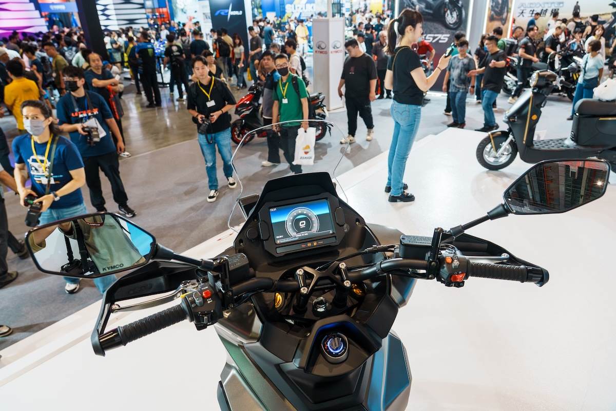 鋁合金雙三角台與倒叉式前懸吊，搭配加寬14%的裸把設計，不只帶來更舒適的騎姿，也突顯Xciting X350的冒險基因。（圖／林昱丞攝影）