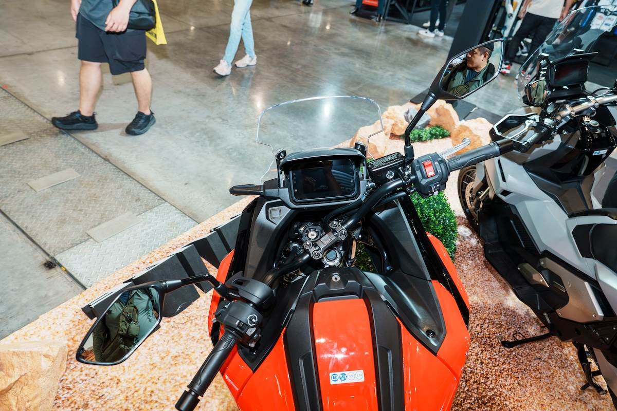 NC750X全新的5吋全彩TFT儀錶板提高了在陽光下的可視性，並支援Honda RoadSync連線功能。（圖／林昱丞攝影）