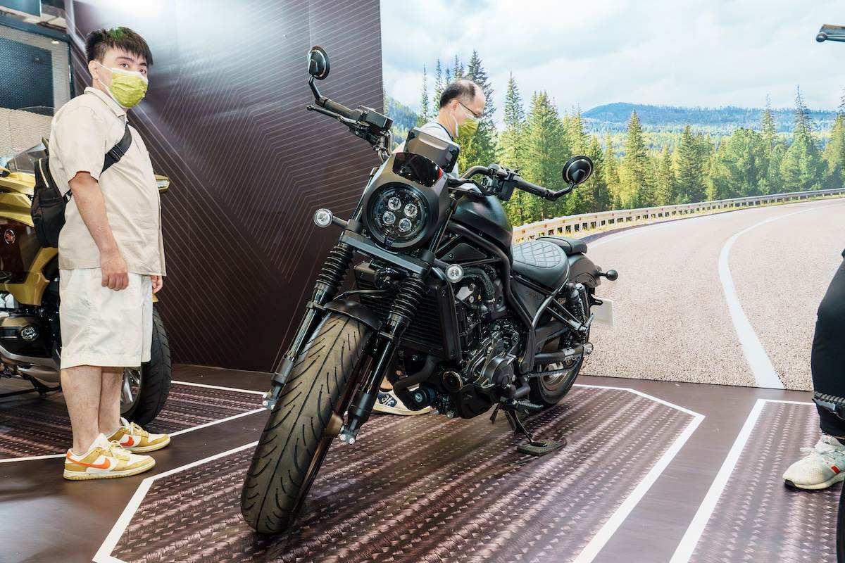 Rebel 1100SE DCT作為Honda首款配備把手末端後照鏡的市售車型，不僅採用高質感的鋁切削、以及防眩光設計，不論是外觀或是實用性皆展現強烈的獨特個性。（圖／林昱丞攝影）