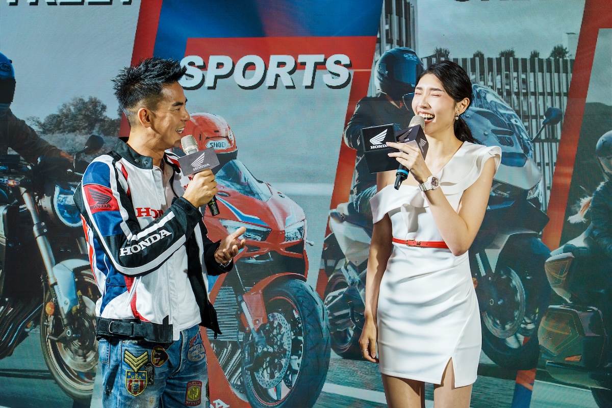 台灣本田邀請人氣偶像柯有倫（左），共同感受二輪熱血氛圍。（圖／台灣本田提供）