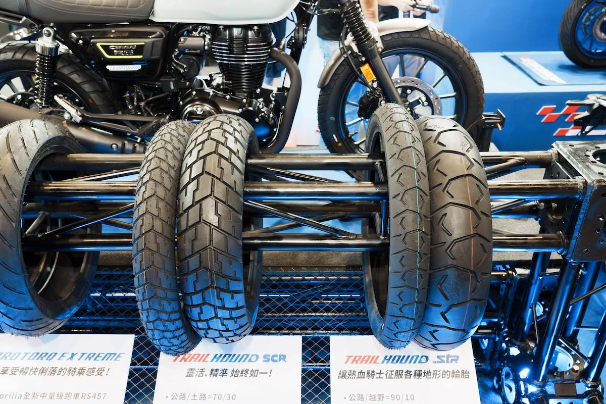 TRAILHOUND系列分成右邊的TRAILHOUND STR（野狼）以及左邊的TRAILHOUND SCR（山犬）。（圖／林昱丞攝影）