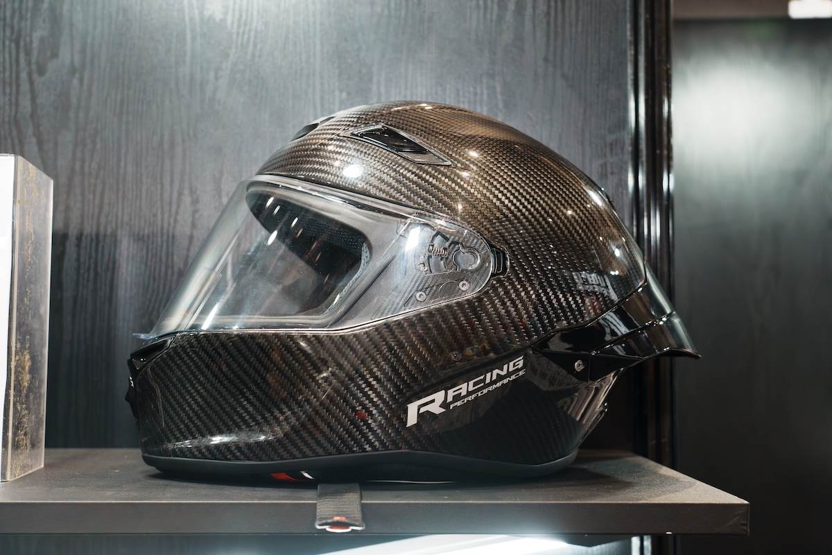 Lubro安全帽推出品牌首款通過頂級賽事最高標安全認證–FIM認證的全罩競賽款安全帽「GP TECH 12K碳纖維」。（圖／林昱丞攝影）