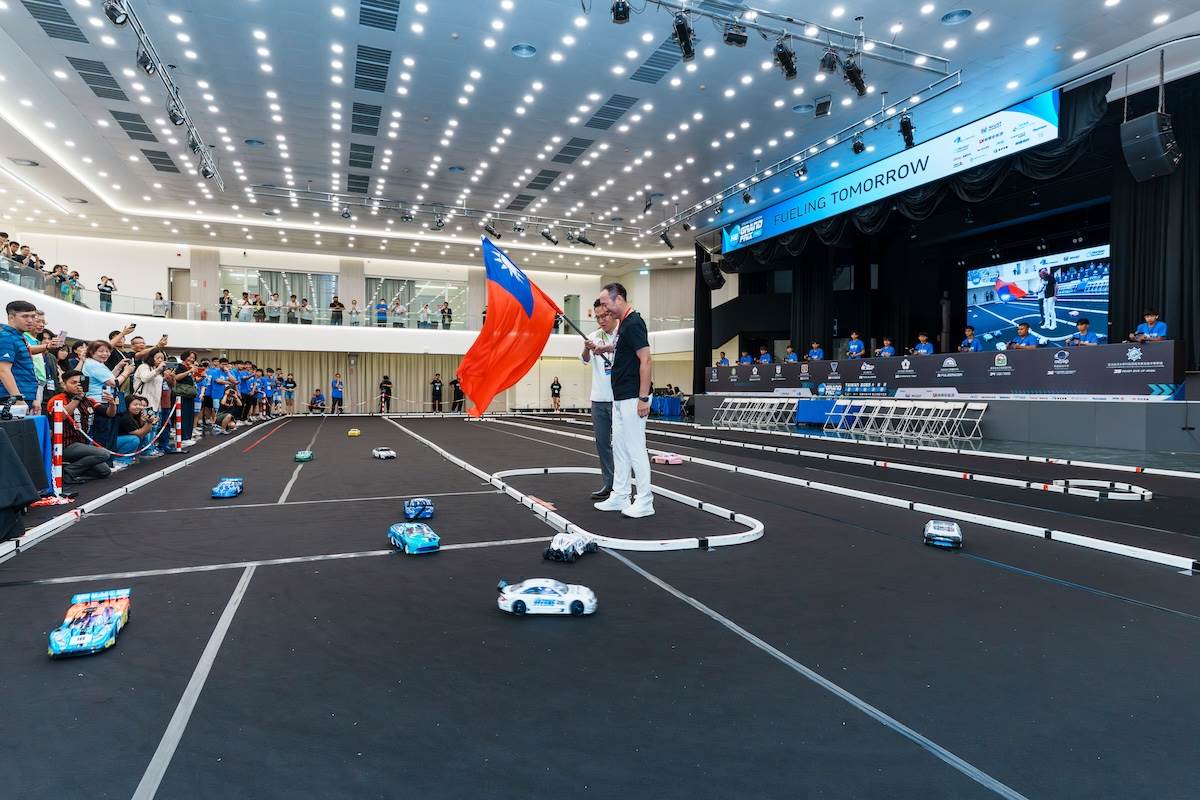 育秀教育基金會執行長苗華斌以及高雄市議員林智鴻的共同輝旗下,決賽於上午10時正式起跑。(圖/林昱丞攝影)