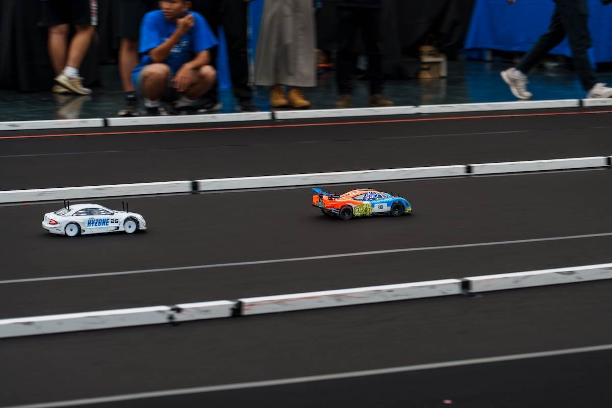 18號的「CH2R」(右)頂住壓力,力壓車號26號的「Hyzone」(左)奪冠。(圖/林昱丞攝影)