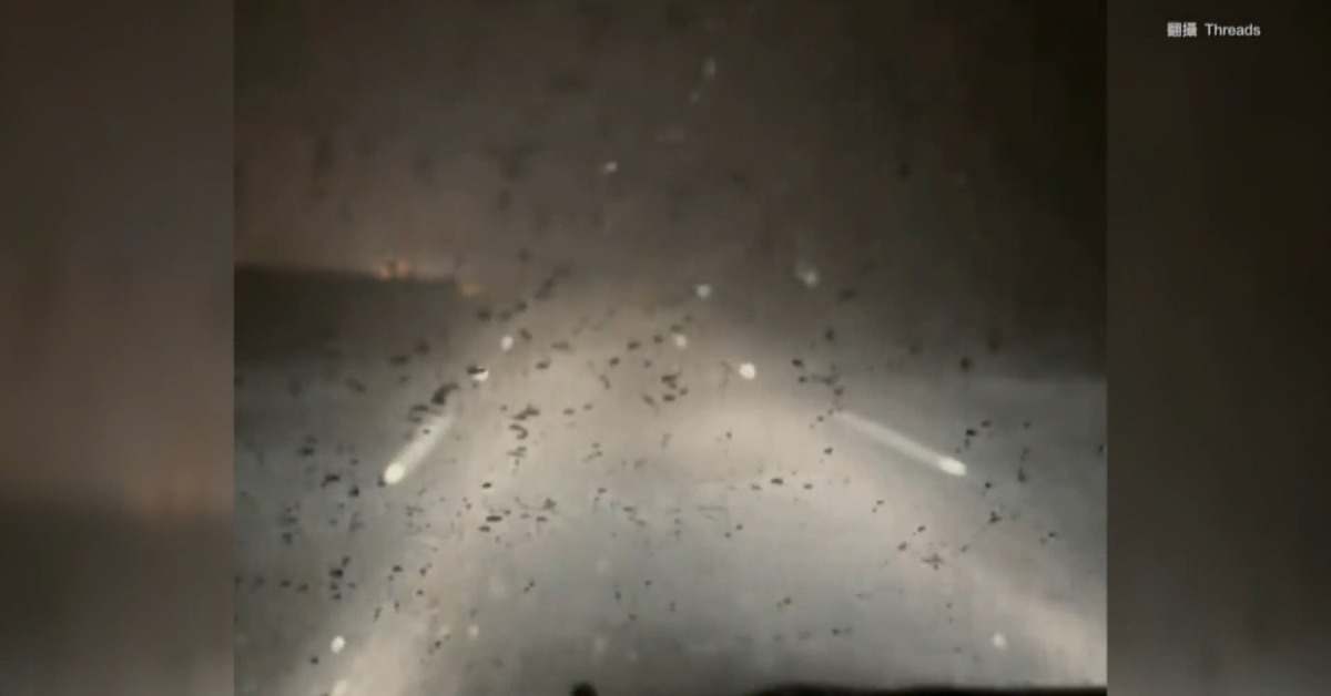 統一獅昨晚結束比賽後趕回台南，球團巴士冒著狂風暴雨南下。（圖／翻攝自THREADS）