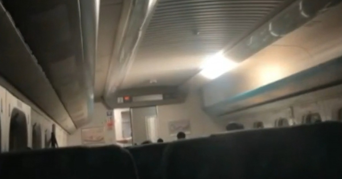 高鐵車廂內只剩緊急照明燈光亮起，列車整個停駛，車內旅客拿起手機，拍下當時情況。（圖／Threads@sxy.jk91授權）