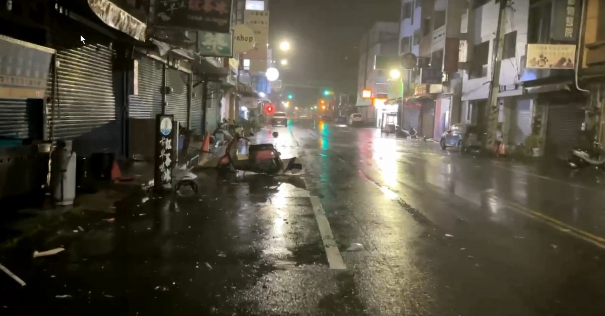 丹娜絲颱風強襲南台灣，嘉義中埔就有民眾目擊住家旁邊的電線桿的爆炸瞬間。（示意圖／東森新聞）