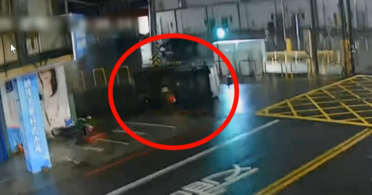 一輛銀色小貨車原本停得好好的，下一秒竟然被強風給吹翻，甚至位移好幾公尺。（圖／東森新聞）